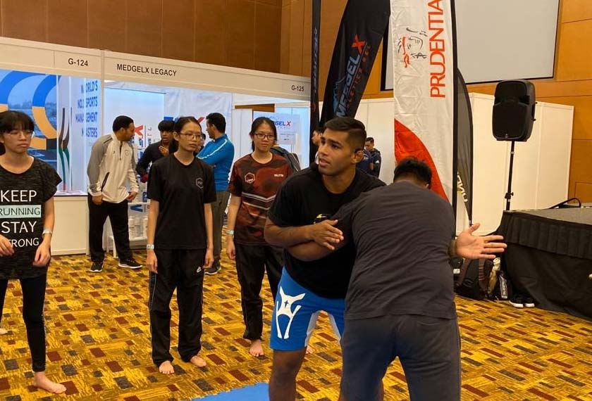 Thani mengajar teknik asas kepada peserta yang hadir dalam bengkel percumanya di acara GOIFEX. - Astro AWANI/ ISABELLE LEONG