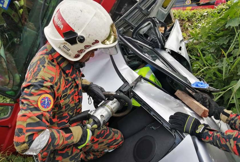 Operasi yang diketuai oleh Pegawai Bomba, Mat Radzi Mat Zin itu tamat pada pukul 2.50 petang. - Foto JBPM