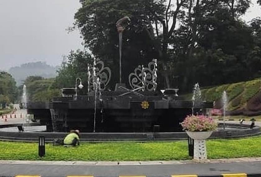 Monumen keris sebelum dialihkan. Foto Facebook IIUM
