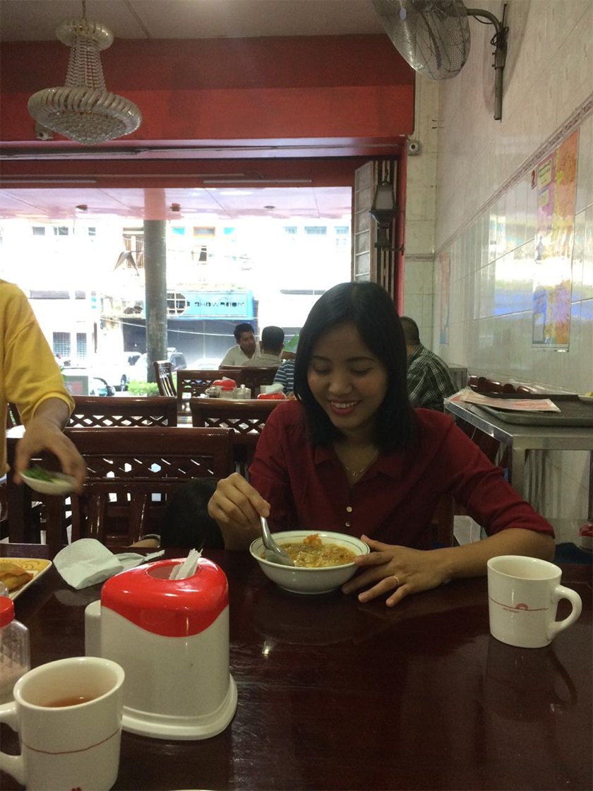 Ma Ae sedang menikmati semangkuk mohinga, makanan asasi penduduk Myanmar. Pasukan Ceritalah