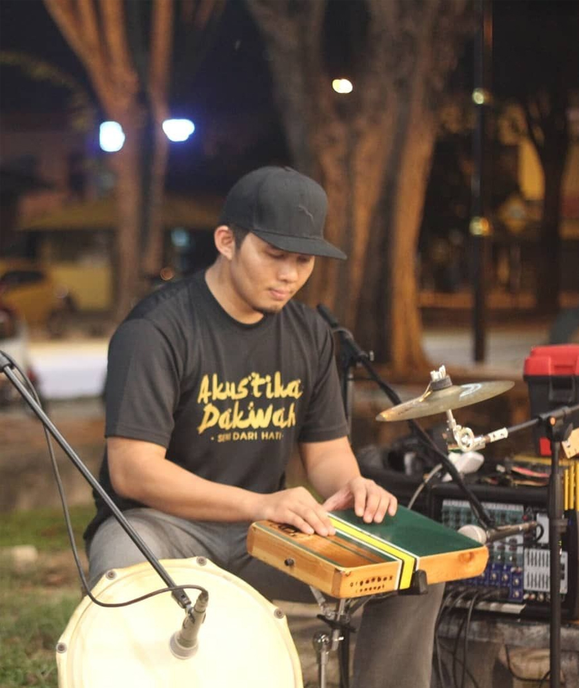 Raziman turut aktif membuat persembahan dan mengajar kelas muzik cajon.