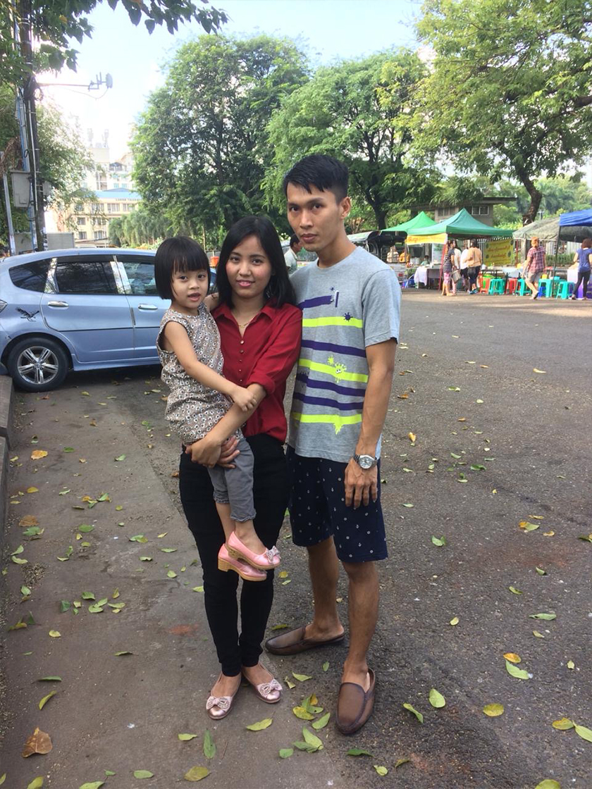 Ma Ae bersama suaminya Kyaw Ye Naing dan anak mereka, Thada. Pasukan Ceritalah