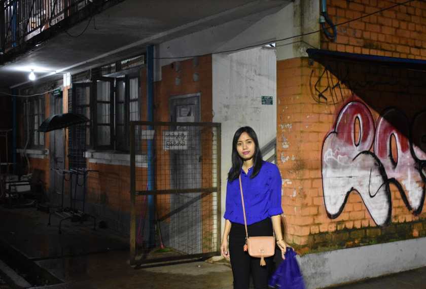 Ma Ae di hadapan apartmen tempatnya di Yangon. Pasukan Ceritalah