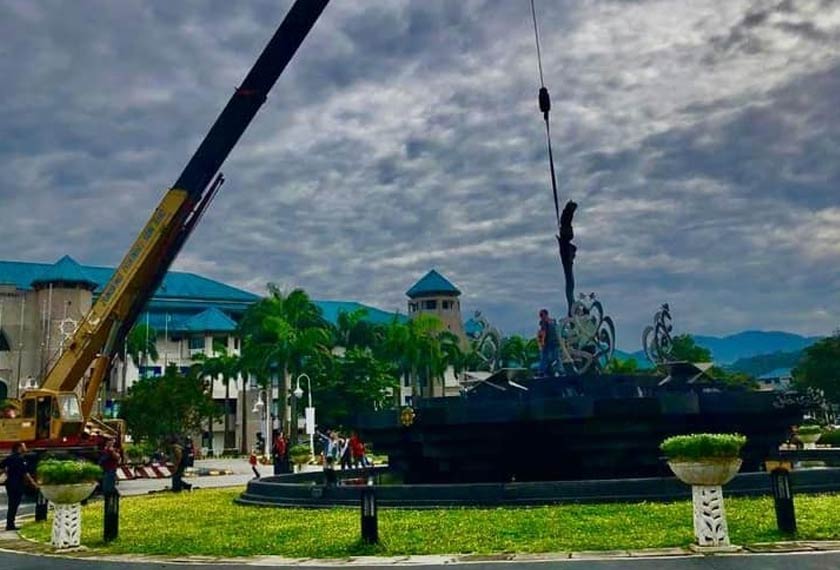 Proses mengalihkan monumen keris. - Foto Facebook THE OFFICIAL: IIUM ALUMNI
