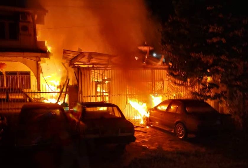 Kebakaran melibatkan sebuah rumah yang dijadikan bengkel untuk menyimpan alat ganti kenderaan. Foto JBPM Sarawak