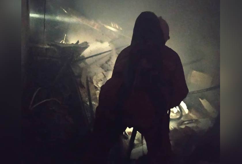 Tiga jentera dan dua ambulans EMRS dengan kekuatan 22 anggota diatur gerak ke lokasi kebakaran. Foto JBPM Sarawak