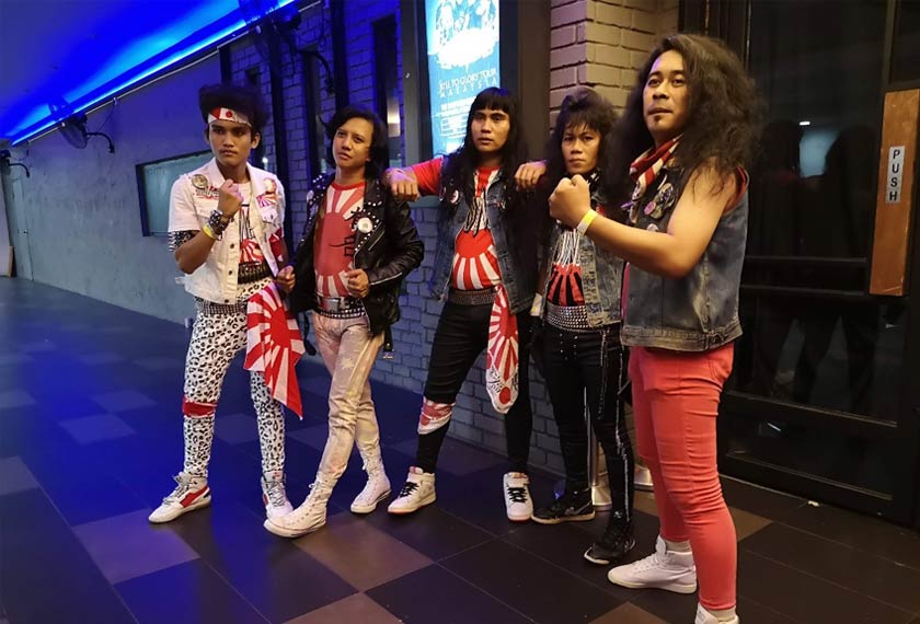 Penampilan peminat dengan gaya rock era 80-an ini menggamit kenangan era kegemilangan irama rock.