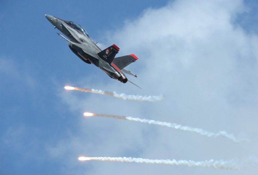 Pesawat TUDM terbang rendah dan latihan letupan sempena Hari Terbuka TUDM 2019 Di Pangkalan Udara Kuantan