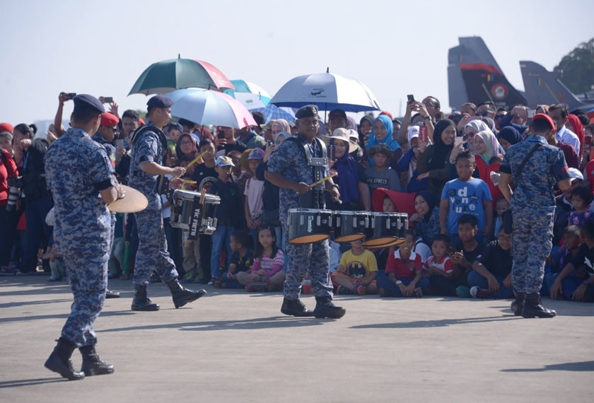Pesawat TUDM terbang rendah dan latihan letupan sempena Hari Terbuka TUDM 2019 Di Pangkalan Udara Kuantan