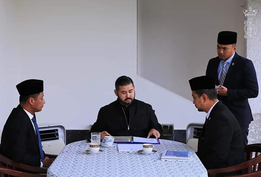 Menteri Besar Johor, Datuk Dr. Sahruddin Jamal (kanan) berkata kurniaan semula ini adalah untuk tujuan pembersihan sungai-sungai di Negeri Johor demi melestarikan alam sekitar. - Foto ihsan FB Pemangku raja 'HRH Crown Prince of Johor'