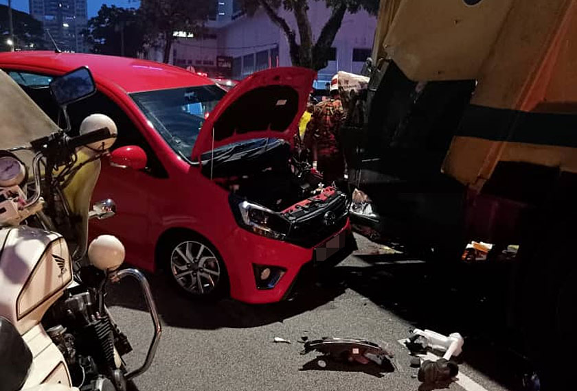 Pemandu kereta jenis Axia itu melarikan diri dan pihak polis kini sedang mengesan mangsa bagi membantu siasatan. - Foto PDRM