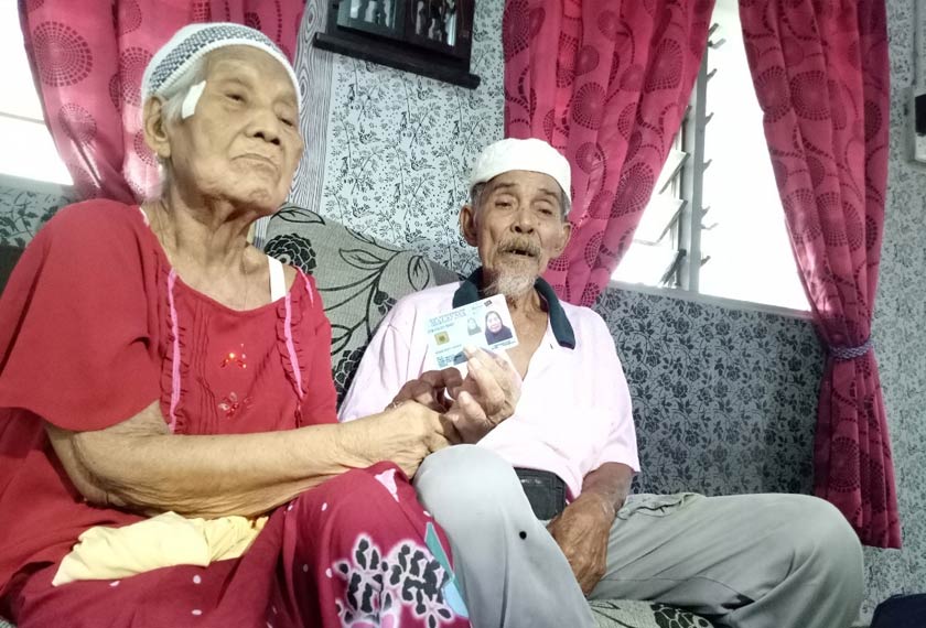 Jenab Jaman dan suaminya, Salleh Dahlan menunaikan tanggungjawab mereka sebagai pengundi dalam Pilihan Raya Kecil Tanjung Piai pada Sabtu. - Gambar Astro AWANI