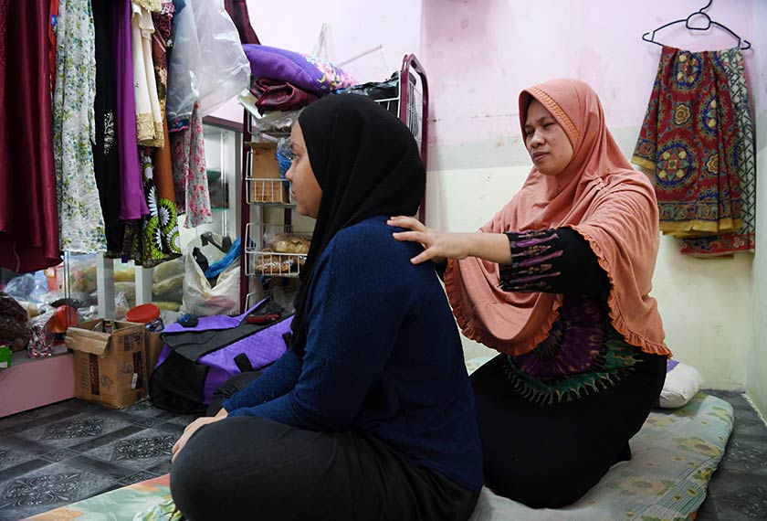 Perkhidmatan urut tradisional merupakan salah satu penyumbang utama pendapatan keluarga ini. - Bernama