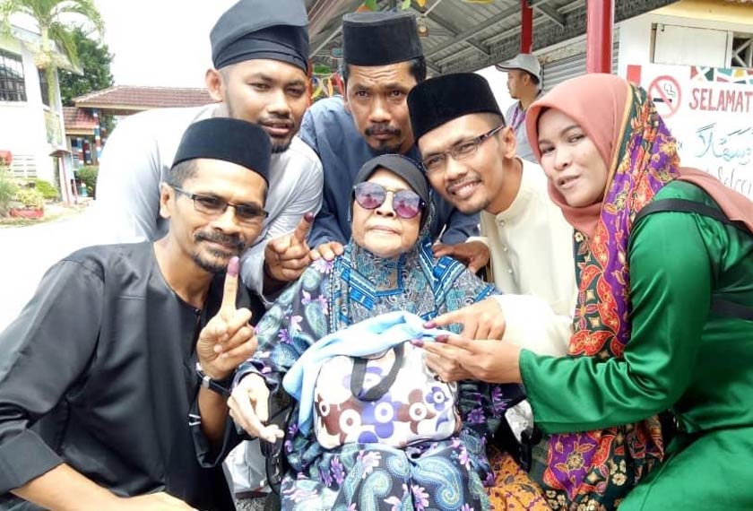 Lima beradik bersama ibu mereka memilih mengenakan baju raya semasa keluar mengundi. - Gambar Astro AWANI