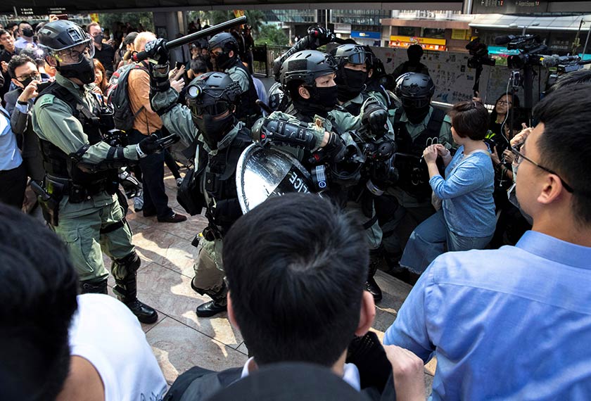 Polis rusuhan berdepan penunjuk perasaan anti-kerajaan semasa demonstrasi di Daerah Tengah di Hong Kong, 13 Nov, 2019. REUTERS