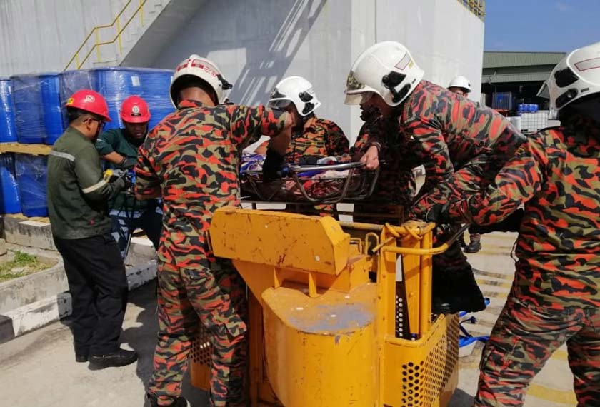 Jenazah Adnan Mohamad disahkan meninggal dunia di tempat kejadian. - Gambar Jabatan Bomba dan Penyelamat Malaysia