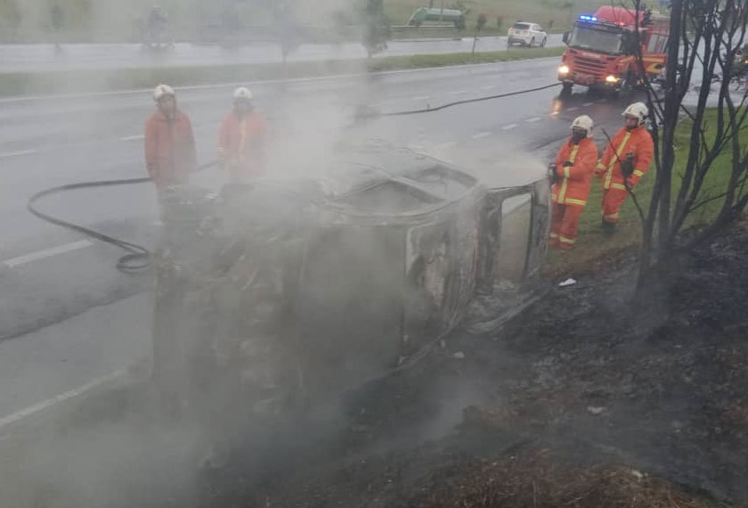 Kereta Perodua Myvi dipandu mangsa musnah terbakar.