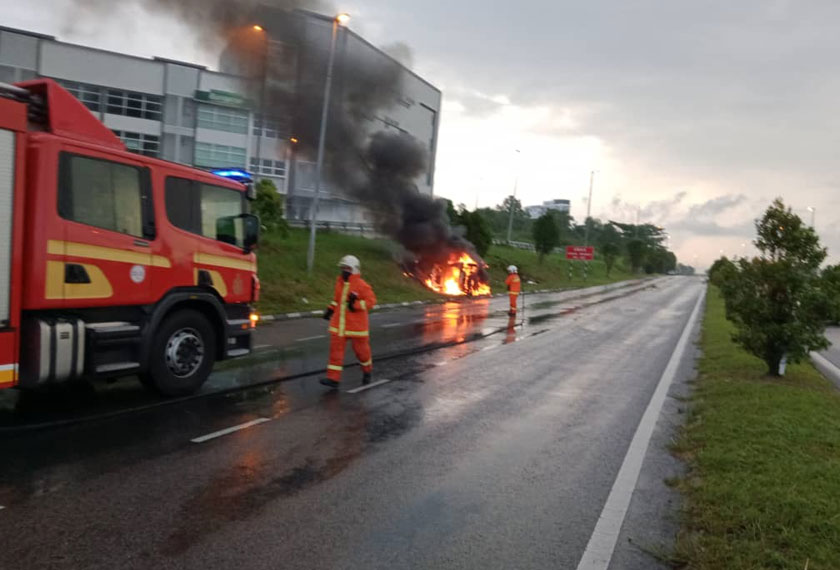 Pihak bomba sedang memadam kebakaran sebuah kereta Myvi.