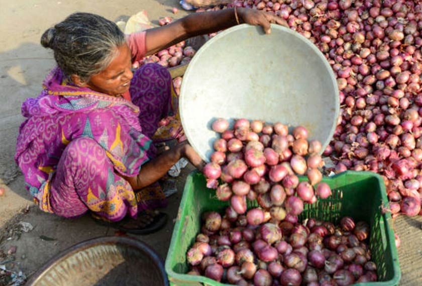 Bawang merupakan bahan utama dalam makanan India. Kenaikan harganya berpotensi menyusahkan pentadbiran semasa. Narinder Nanu/AFP/Getty/Ceritalah