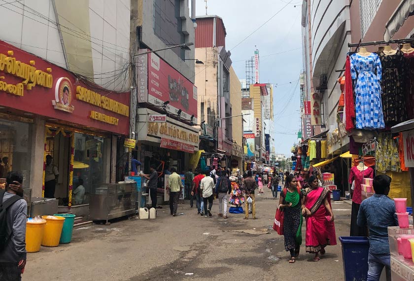 Keadaan di jalan utama T. Nagar ketika waktu makan tengah hari. Dahulu, kawasan ini merupakan tempat membeli-belah yang sibuk, tetapi kini hanya beberapa orang yang lalu lalang di sini. Pasukan Ceritalah 