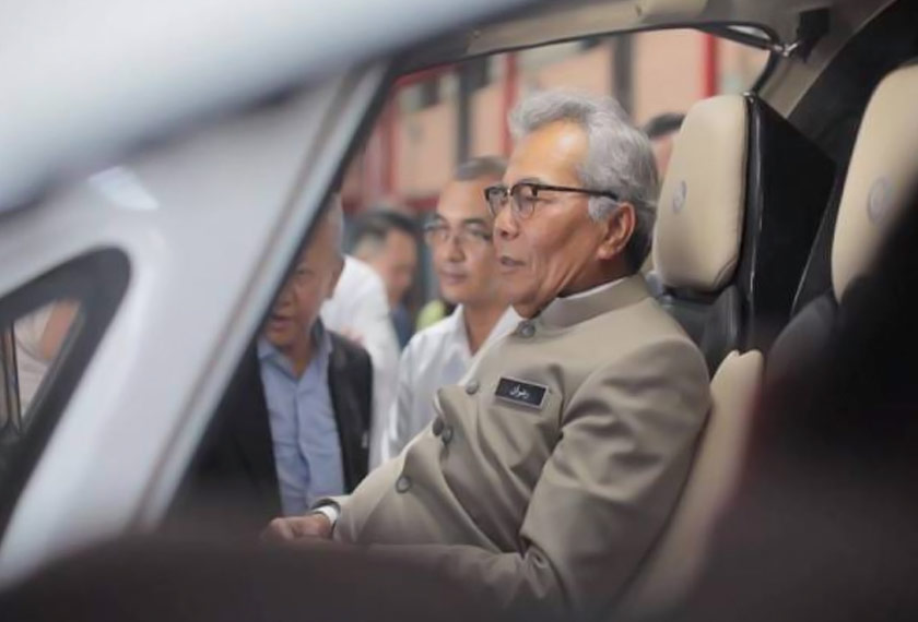  Redzuan tidak melepaskan peluang untuk masuk dan merasai pengalaman berada dalam kereta terbang. Foto: Ihsan Kementerian Pembangunan Usahawan (MED)