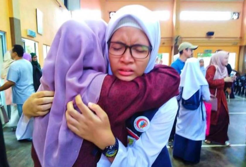 Ameera berkongsi kegembiraan bersama salah seorang gurunya. - Foto Sinar Harian