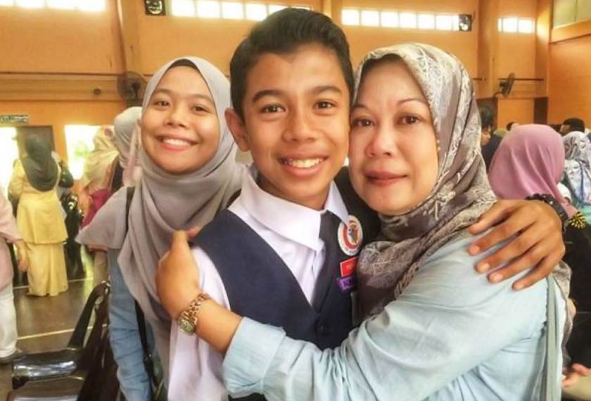 Aqmal berkongsi kegembiraan bersama ibu dan kakaknya. - Foto Sinar Harian