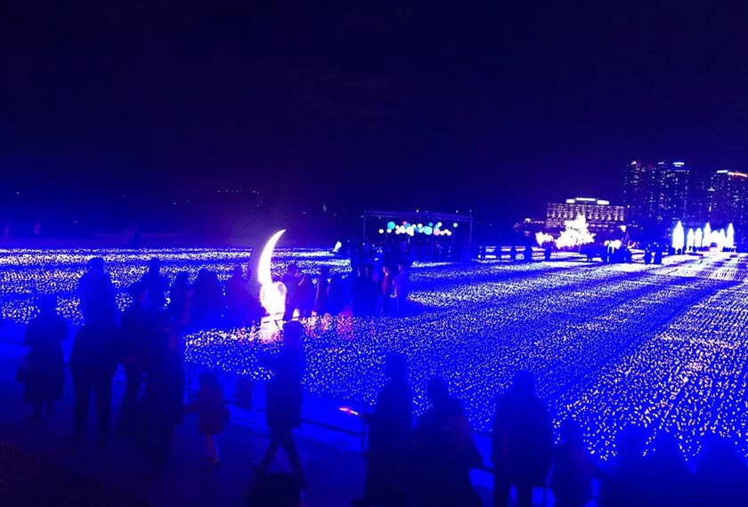 Ombak lampu LED berwarna biru yang seakan-akan ‘hidup’ menerangi suasana malam. - Foto Astro AWANI/Rahimah Abdullah