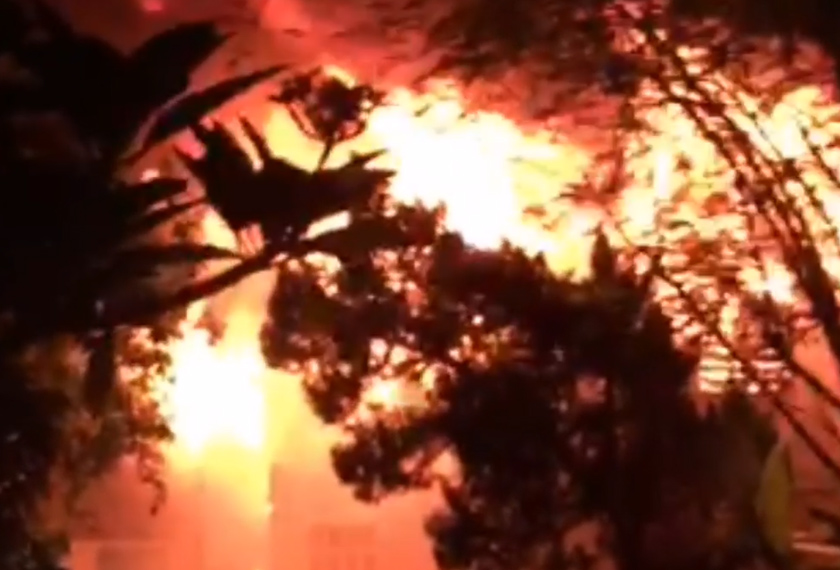 Api marak dengan cepat akibat angin kuat. - Astro AWANI