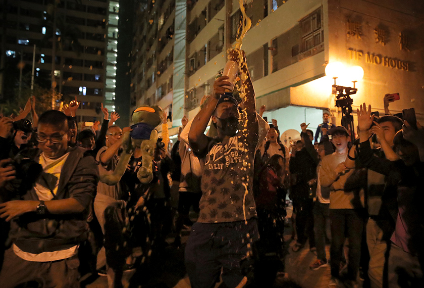 Penyokong pro-demokrasi bersorak gembira selepas ahli politik pro-Beijing Junius Ho kalah dalam pemilihan di Hong Kong, 25 Nov 2019. (Foto AP)