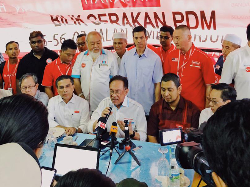 Anwar Ibrahim menghadiri sesi 'Sembang Santai dan Ramah Mesra' pada kempen pilihan raya kecil Tanjung Piai. Pasukan Ceritalah