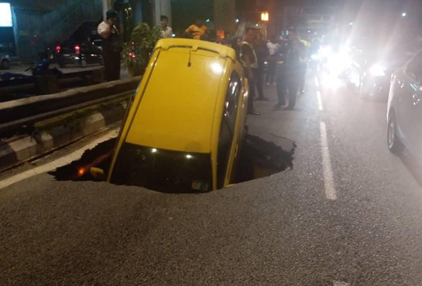 Perodua Myvi yang dipandu seorang wanita terjerlus ke dalam lubang. Foto PDRM
