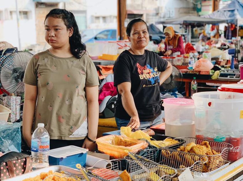 Peniaga di Pasar Borneo menjual makanan dan kuih-muih tempatan. Pasukan Ceritalah