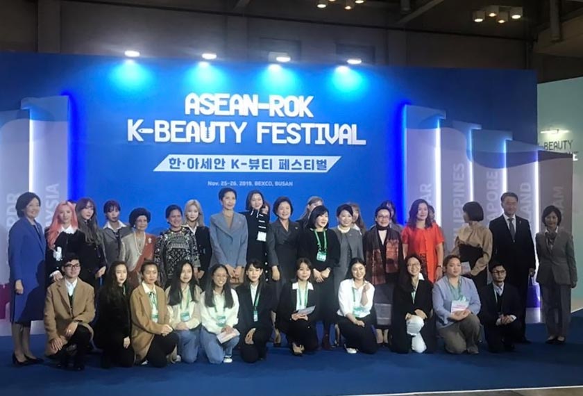 Tun Dr Siti Hasmah juga sempat meluangkan masa menonton persembahan kumpulan Cosmic Girls semasa festival K-Beauty ASEAN-ROK 2019. - Astro AWANI/RAHIMAH ABDULLAH