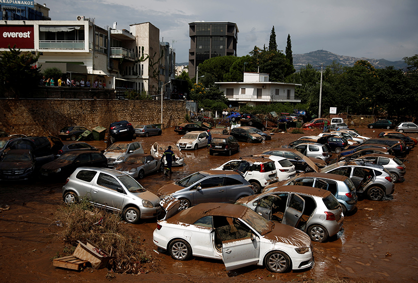 Banjir paling buruk berlaku di tepi Pantai Resort Kineta di mana lumpur mengalir daripada lereng bukit.