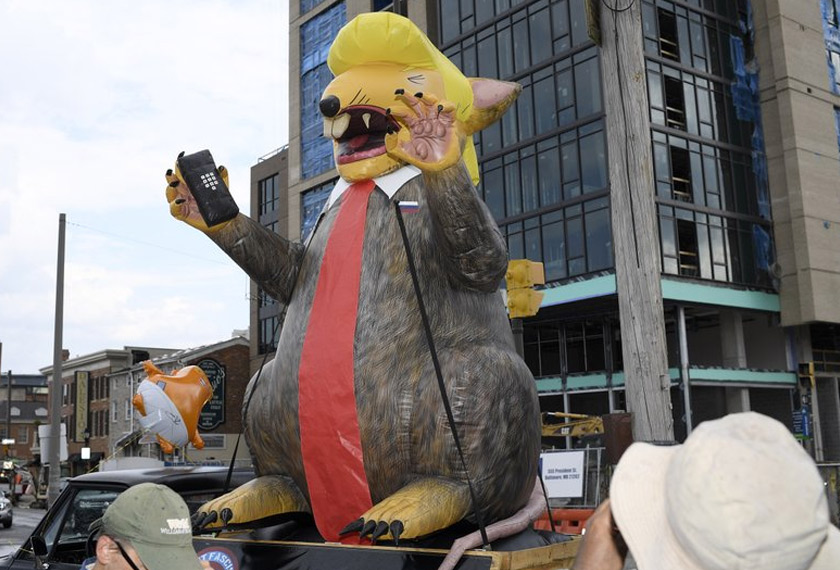 Belon besar berbentuk figura Trump yang menyerupai seekor tikus dilihat berdekatan Bangunan parti Republikan pada 12 September lalu di Baltimore. – Foto AP/Nick Wass