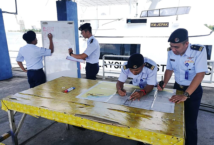 Pegawai Maritim Malaysia Bintulu sedang merangka gerak kerja operasi SAR tiga nelayan hilang di perairan Bintulu pada Rabu. Ihsan Maritim Malaysia Bintulu