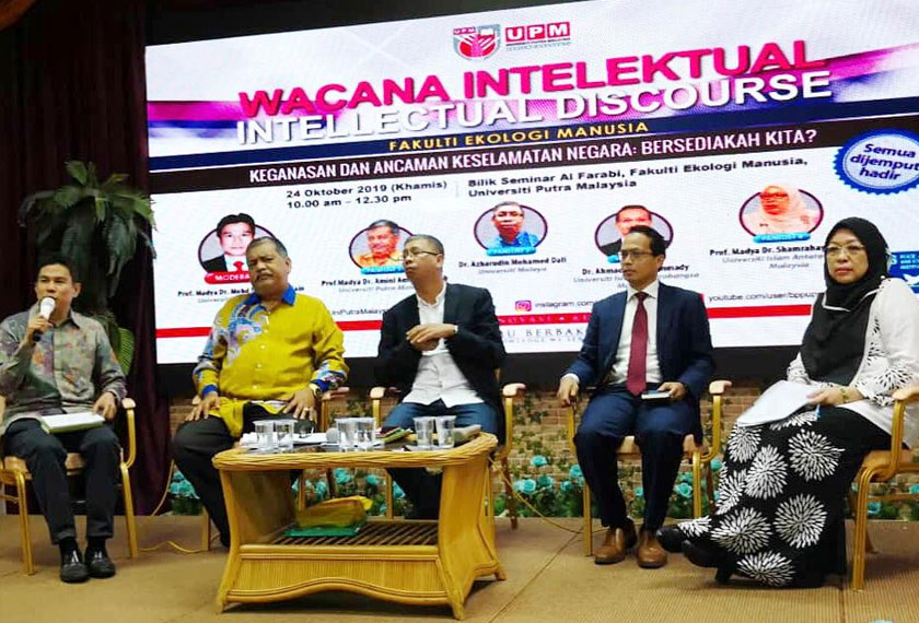 Penulis (kiri) mempengerusikan Wacana Intelektual bertajuk “Keganasan dan Ancaman Keselamatan Negara: Bersediakah Kita?”, anjuran Fakulti Ekologi Manusia (FEM), Unversiti Putra Malaysia baru-baru ini.