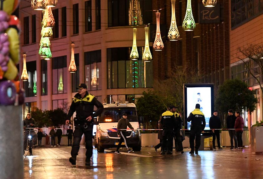 Anggota polis menjalankan tugas di lokasi kejadian tikaman di sebatang jalan di The Hague, Netherlands, 29 Nov, 2019. REUTERS