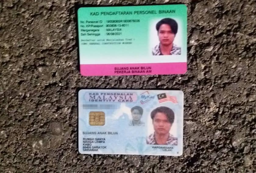 Kad pengenalan dan kad pekerja milik mangsa, penunggang motosikal yang terperosok di bawah lori. - Foto PDRM