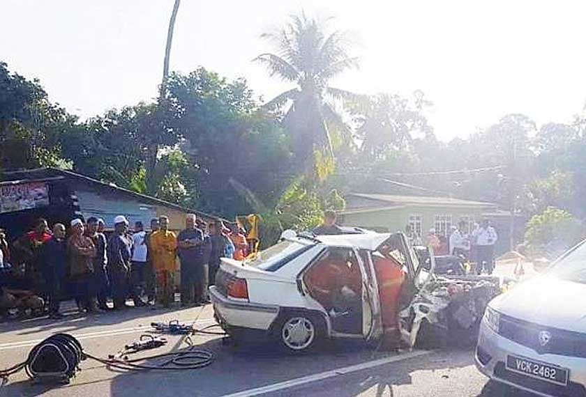 Kereta Proton Iswara yang dipandu Mariana remuk dalam kemalangan tersebut.  - Foto Sinar Harian