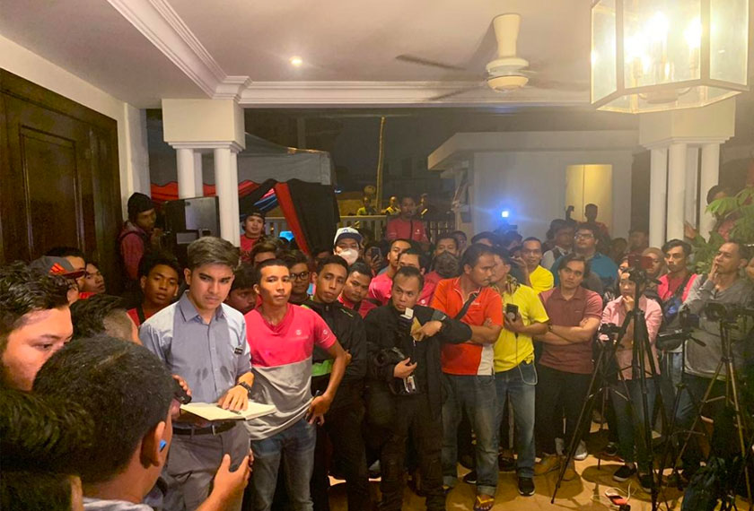 Lebih 100 penghantar makanan Foodpanda daripada wakil di Johor, Pulau Pinang, Melaka, Negeri Sembilan dan Kuala Lumpur hadir pada sesi dialog bersama Syed Saddiq di rumah beliau pada Selasa. Astro AWANI