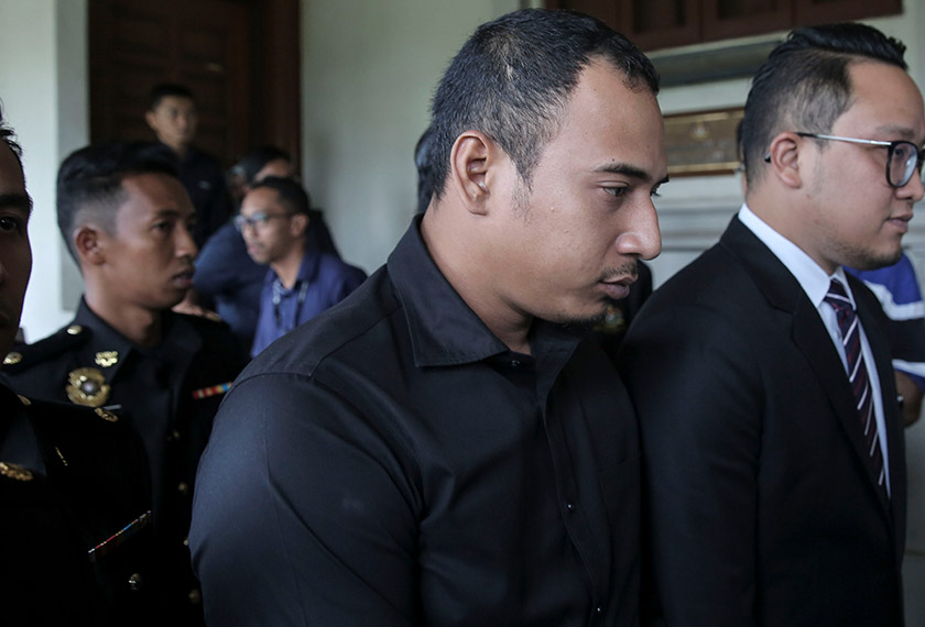 Abdulazeez Wan Ruslan berhadapan empat pertuduhan menerima rasuah dan bersubahat dengan ibunya menerima suapan berjumlah RM160,000. - Gambar Astro AWANI/ SHAHIR OMAR