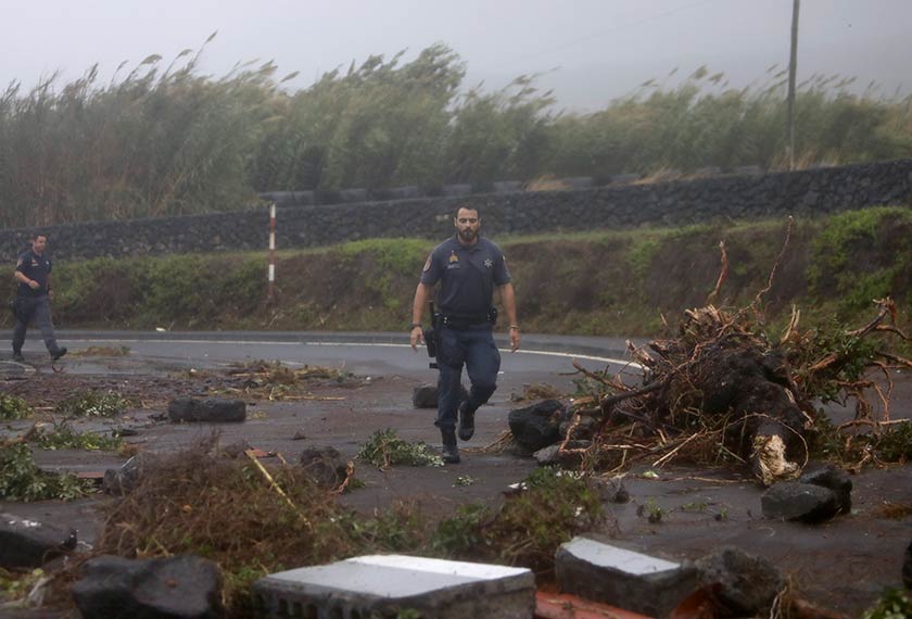 Sekolah dan bangunan kerajaan juga terpaksa ditutup bagi tujuan keselamatan. Foto: AP