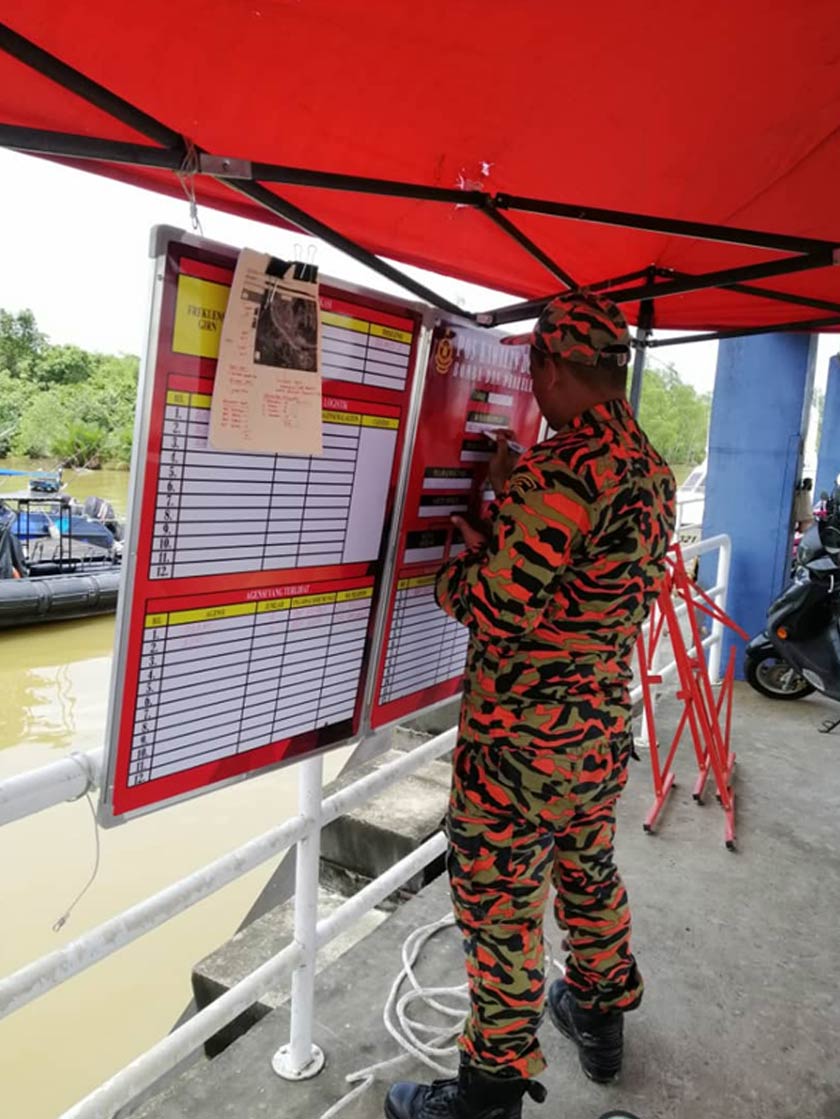Seorang pegawai bomba yang terlibat dalam operasi mencari dan menyelamat pekerja kapal dikuatiri lemas melihat peta operasi yang dijalankan di perairan Sungai Paloh sehingga ke Batang Lassa semalam. Foto ihsan JBPM