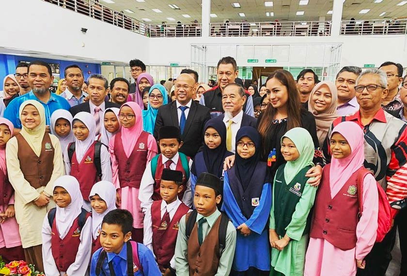 Maya Karin bergambar bersama pelajar UMT, murid sekolah rendah dan turut serta Timbalan Naib Canselor UMT, Prof. Ir. Dr. Noor Azuan Abu Osman dan Laksamana Muda (B) Dato’ Pahlawan Mohd. Rasip bin Hassan