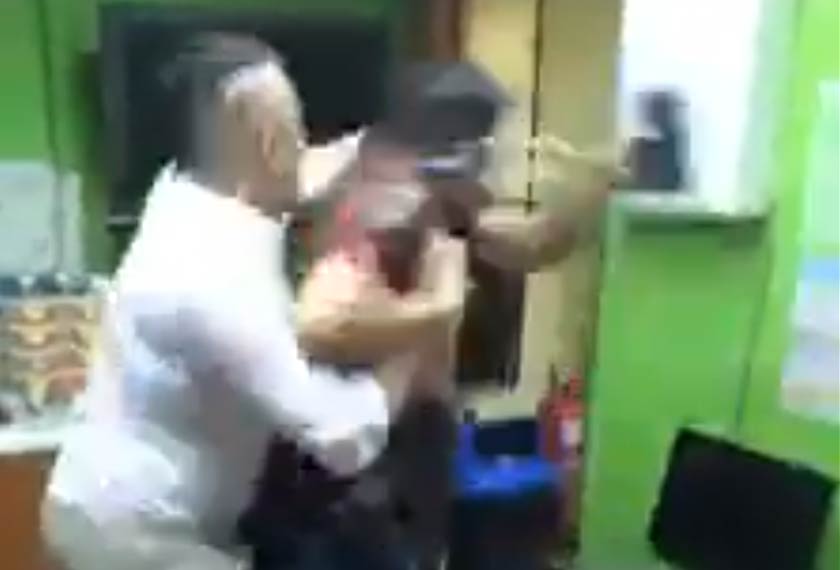 Terdahulu, sebuah video di Twitter memaparkan seorang lelaki yang dipercayai doktor dibelasah teruk ketika sedang bertugas di sebuah klinik swasta tular sejak awal pagi tadi. - Foto ihsan pembaca