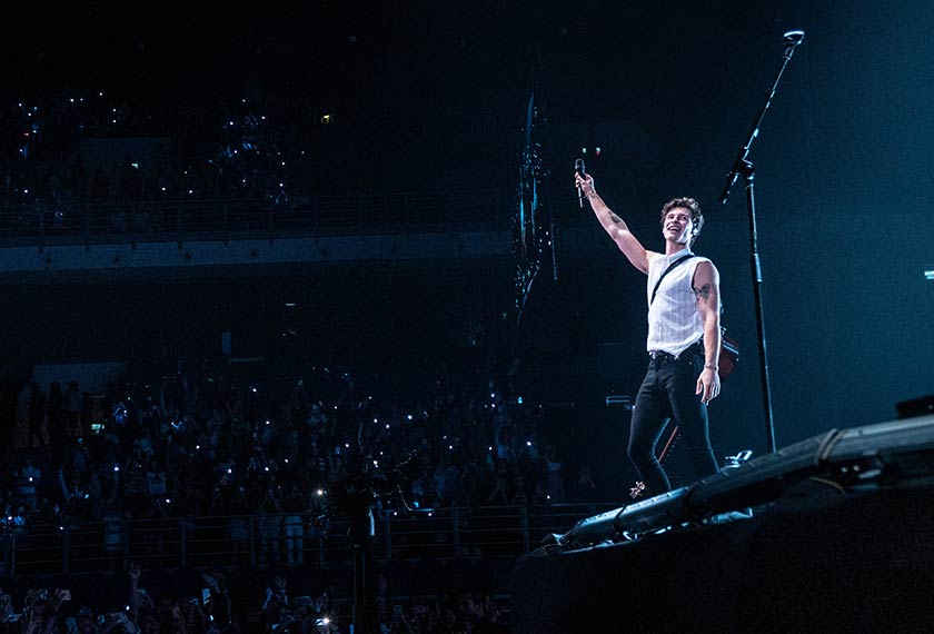 Mendes berterima kasih kepada semua peminat yang hadir pada malam konsert berkenaan. (Foto Jinson Chee )