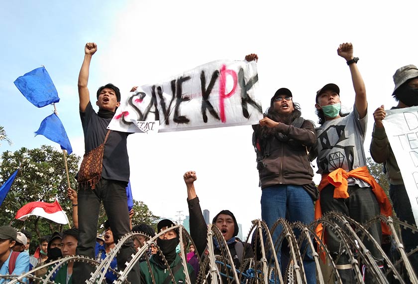 Penunjuk perasaan membawa sepanduk yang berbunyi 'Selamatkan KPK'. Foto Agensi