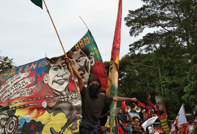 Seorang wakil kesatuan sekerja, Serikat Buruh Bumi Manusia (SEBUMI), melambaikan bendera organisasinya sebelum meneruskan perarakan ke Parlimen. Pasukan Ceritalah